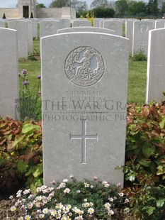 MONT HUON MILITARY CEMETERY, LE TREPORT - VALLAS, E C