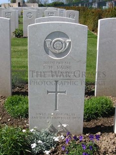 MONT HUON MILITARY CEMETERY, LE TREPORT - VAUSE, TOM WALTER