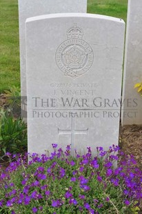 MONT HUON MILITARY CEMETERY, LE TREPORT - VINCENT, J