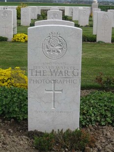 MONT HUON MILITARY CEMETERY, LE TREPORT - WALKER, BERNARD