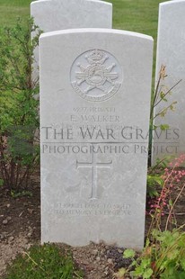 MONT HUON MILITARY CEMETERY, LE TREPORT - WALKER, E