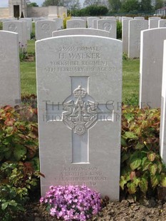 MONT HUON MILITARY CEMETERY, LE TREPORT - WALKER, HEBDEN