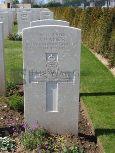 MONT HUON MILITARY CEMETERY, LE TREPORT - WALKER, J