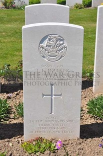 MONT HUON MILITARY CEMETERY, LE TREPORT - WALKER, THOMAS EDWARD