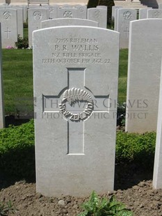 MONT HUON MILITARY CEMETERY, LE TREPORT - WALLIS, PHILIP ROBERT