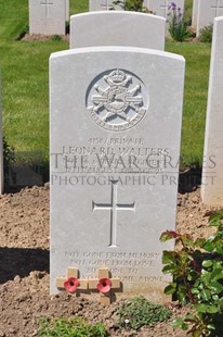 MONT HUON MILITARY CEMETERY, LE TREPORT - WALTERS, LEONARD