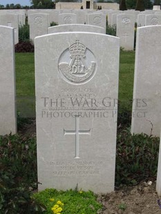 MONT HUON MILITARY CEMETERY, LE TREPORT - WANLEY, A