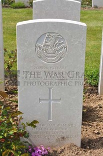 MONT HUON MILITARY CEMETERY, LE TREPORT - WARRENDER, JOSEPH