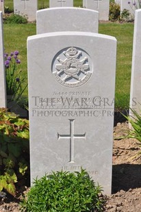 MONT HUON MILITARY CEMETERY, LE TREPORT - WARWICK, ROBERT