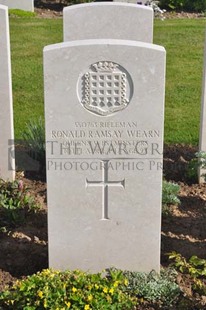 MONT HUON MILITARY CEMETERY, LE TREPORT - WEARN, RONALD RAMSAY