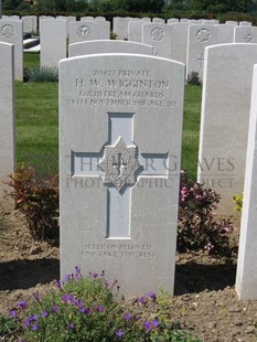 MONT HUON MILITARY CEMETERY, LE TREPORT - WIGGINTON, H W