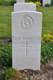 MONT HUON MILITARY CEMETERY, LE TREPORT - WILD, COLIN