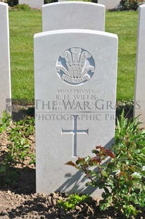 MONT HUON MILITARY CEMETERY, LE TREPORT - WILLIS, ROBERT HENRY