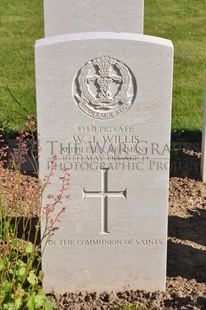 MONT HUON MILITARY CEMETERY, LE TREPORT - WILLIS, W J