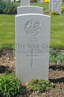 MONT HUON MILITARY CEMETERY, LE TREPORT - WOOD, E