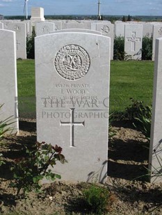 MONT HUON MILITARY CEMETERY, LE TREPORT - WOOD, J