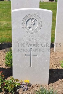 MONT HUON MILITARY CEMETERY, LE TREPORT - WOOF, S J B