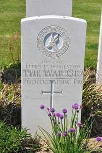 MONT HUON MILITARY CEMETERY, LE TREPORT - WOOLSTON, JAMES HAWTHORN