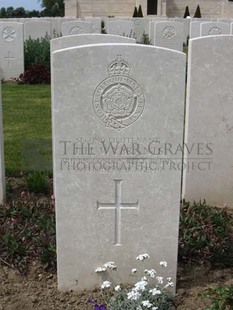 MONT HUON MILITARY CEMETERY, LE TREPORT - WYBRANTS, JOHN HOLMAN