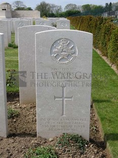 MONT HUON MILITARY CEMETERY, LE TREPORT - YATES, HARRY