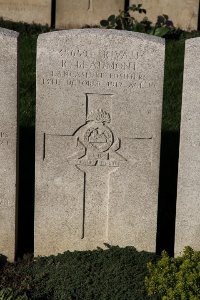 Lijssenthoek Military Cemetery - Beaumont, R