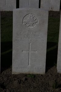 Lijssenthoek Military Cemetery - Benbow, W E