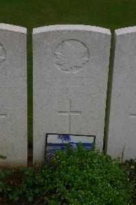 Dury Mill British Cemetery - Ouellette, S