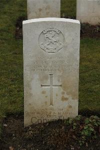 Delville Wood Cemetery Longueval - Flowers, Herbert