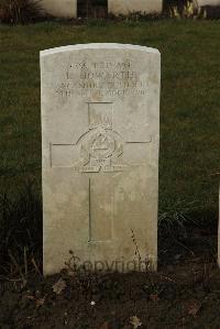 Delville Wood Cemetery Longueval - Howarth, L