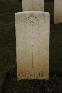 Delville Wood Cemetery Longueval - Mitten, Ben Ortopp