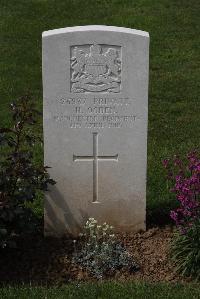 Forceville Communal Cemetery And Extension - Ogden, H