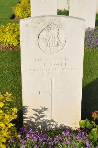 Grand-Seraucourt British Cemetery - Bowlt, S T