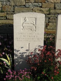 Grand-Seraucourt British Cemetery - Fraser, J W