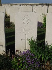 Grand-Seraucourt British Cemetery - Middlehurst, T