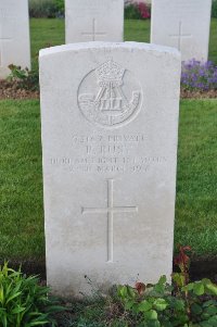 Grand-Seraucourt British Cemetery - Rust, R