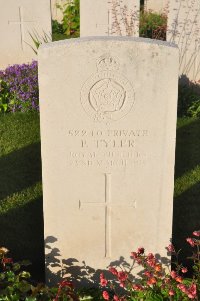 Grand-Seraucourt British Cemetery - Tyler, P