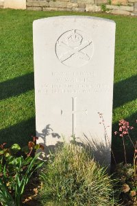 Grand-Seraucourt British Cemetery - Wallis, W