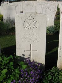 Grand-Seraucourt British Cemetery - Young, R J