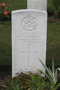 Les Baraques Military Cemetery Sangatte - Roberts, E A