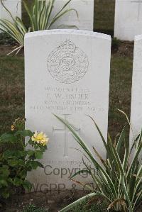 Les Baraques Military Cemetery Sangatte - Usher, Thomas Wilson