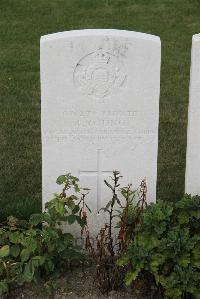 Les Baraques Military Cemetery Sangatte - Young, Robert