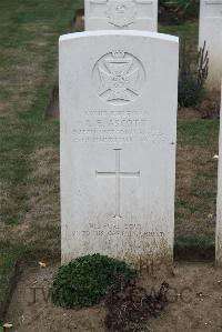 Noyon New British Cemetery - Ascott, C E