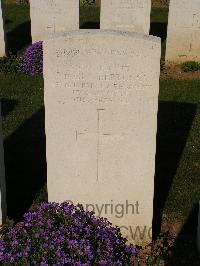 Noyon New British Cemetery - Bertucci, Nicola