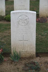 Noyon New British Cemetery - Blake, H