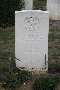 Noyon New British Cemetery - Bridge, S