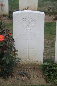 Noyon New British Cemetery - Buckingham, R J J