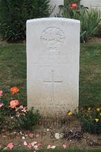 Noyon New British Cemetery - Campany, F