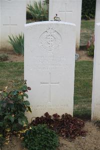 Noyon New British Cemetery - Cattrall, John Edward