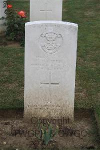 Noyon New British Cemetery - Clarke, C