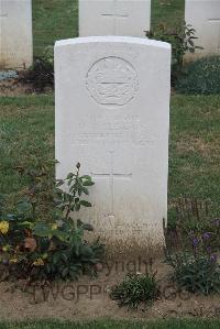 Noyon New British Cemetery - Cleaton, H J